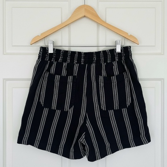 Stylish Linen Waist Shorts – Size Small (New Without Tags) - Picture 3 of 3